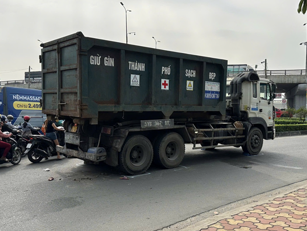 Xe tải chở rác va chạm với xe đạp, một cụ ông bị thương nặng