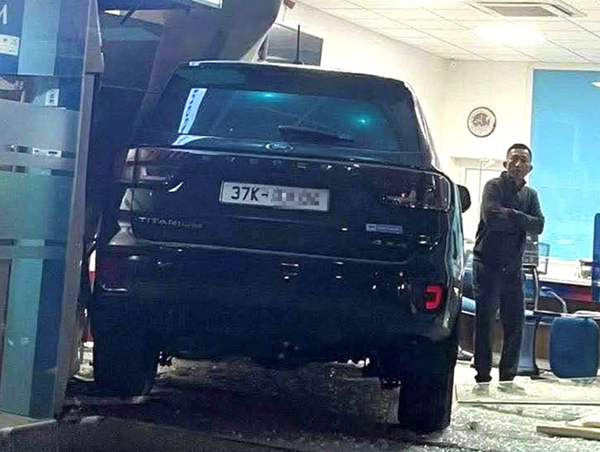 Xe ô tô mất lái lao thẳng vào ngân hàng, bảo vệ hốt hoảng tưởng cướp