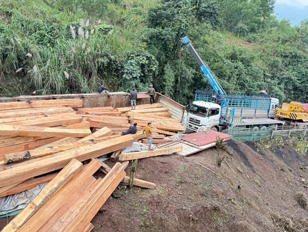 Khắc phục ách tắc trên đường lên cửa khẩu La Lay sau vụ lật xe chở gỗ