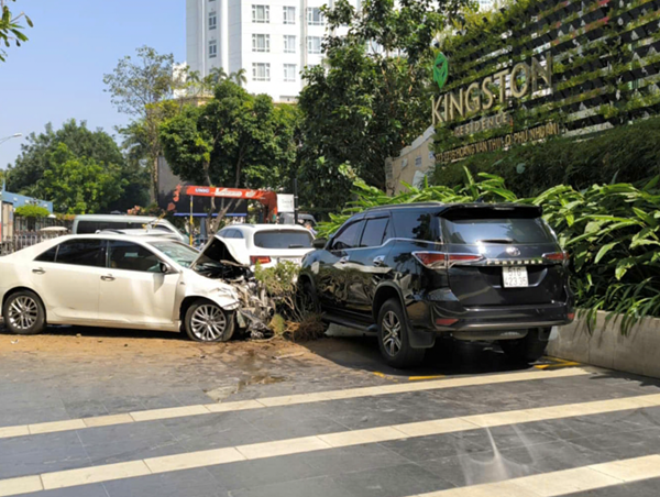 Ô tô tông liên hoàn hơn 10 xe, sau đó lao vào chung cư