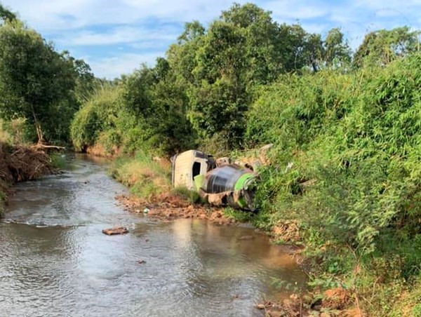 Gia Lai: xe trộn bê tông bị lật, một người tử vong