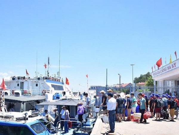 Huy động tàu đưa khách về đảo Lý Sơn trong dịp Tết Ất Tỵ 2025