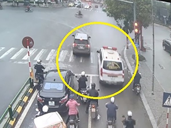 Vượt đèn đỏ để nhường đường cho xe ưu tiên không bị xử phạt