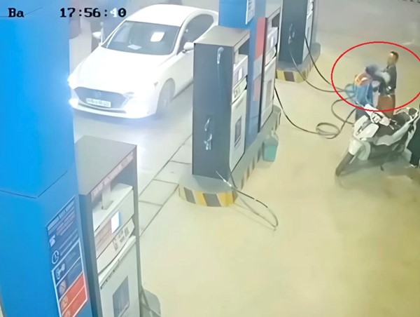 Nhân viên cây xăng bị tài xế đánh tới tấp vào mặt