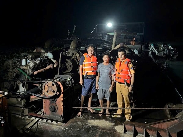 Bắt giữ 9 đối tượng khai thác cát trái phép trên hồ Dầu Tiếng