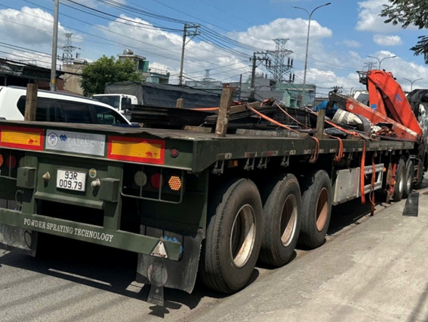 Xe đầu kéo phanh gấp, nhiều tấm thép rơi trúng người đi đường