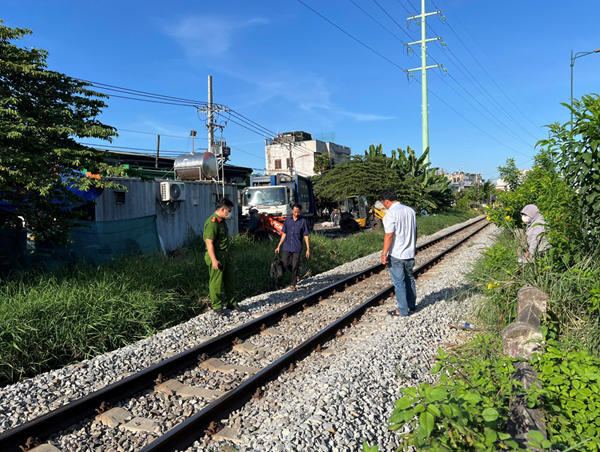 Đi bộ trên đường ray, người đàn ông bị tàu hỏa tông tử vong