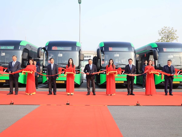 Hà Nội: khai trương 4 tuyến xe buýt điện