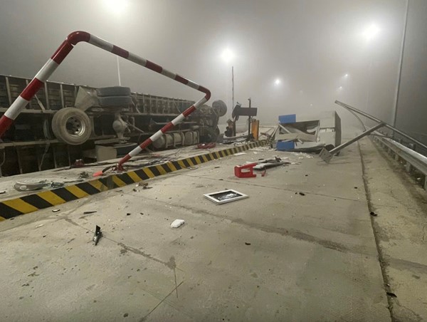 Xe container mất lái lao vào trạm thu phí trên cao tốc Diễn Châu - Bãi Vọt