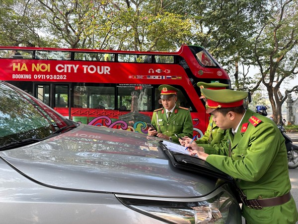 Hoàn Kiếm: Xử lý nghiêm phương tiện dừng, đỗ sai quy định trên các tuyến phố