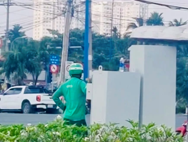 Lời khai của người mặc đồ GrabBike chỉnh tín hiệu đèn giao thông ở TP Hồ Chí Minh