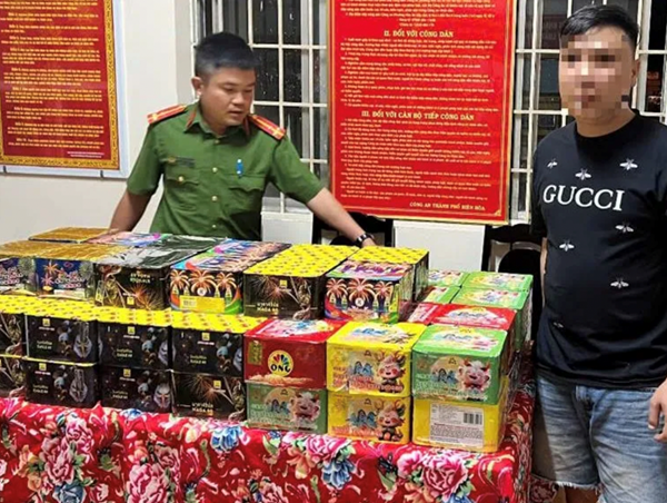 Kiểm tra bất ngờ, phát hiện tài xế xe tải vận chuyển hơn 3 tạ pháo lậu