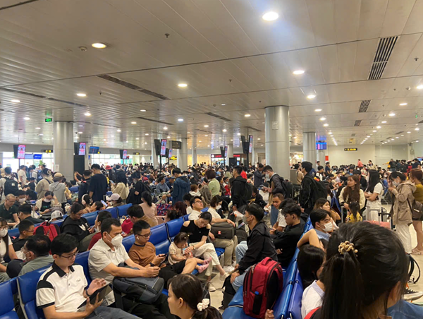 Sân bay Tân Sơn Nhất đông nghẹt, 1.000 chuyến bay chờ sẵn