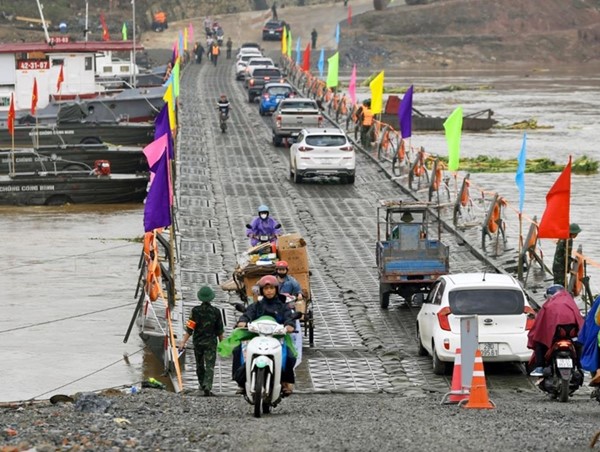 Cầu phao Phong Châu phục vụ người dân trong đêm giao thừa Tết Ất Tỵ