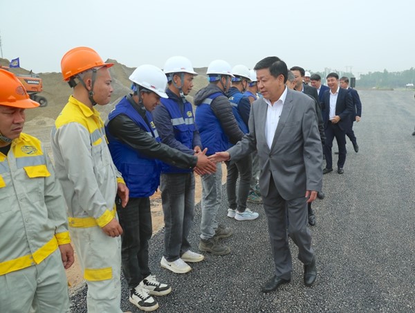 Phó Chủ tịch UBND TP Hà Nội chúc Tết công nhân thi công Vành đai 4