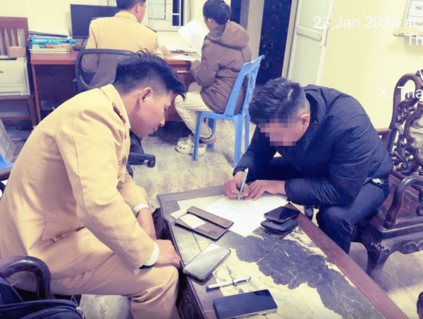 Xác minh vụ xe con tạt đầu xe khách trên cao tốc Nội Bài - Lào Cai