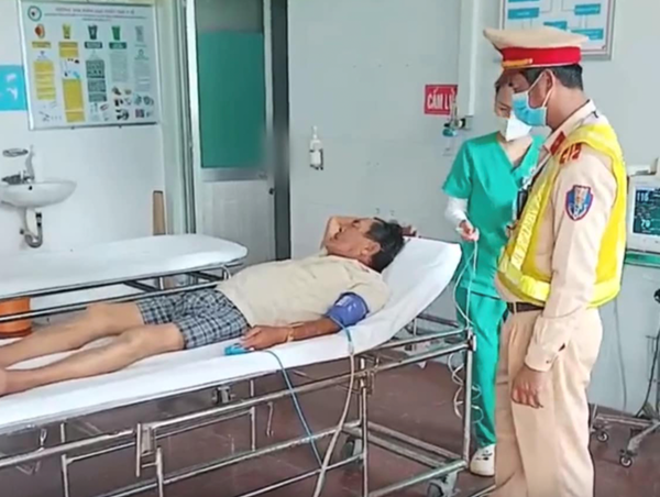CSGT Quảng Ngãi giúp tài xế thoát cơn nguy kịch