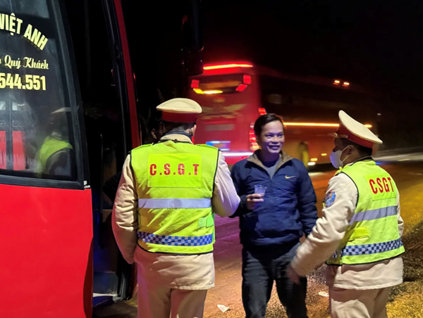 CSGT Đắk Lắk dừng xe tặng cà phê cho tài xế chạy đêm đường dài