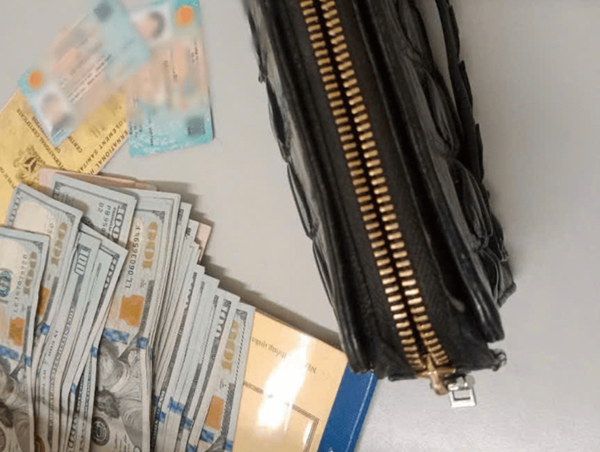 Khách bỏ quên ví đựng tiền tiết kiệm trong 5 năm ở nước ngoài tại sân bay Nội Bài