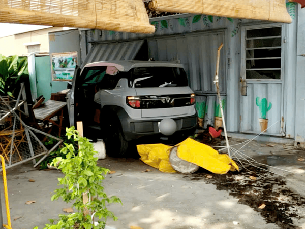 Nữ tài xế lái ô tô tông vào 2 xe máy rồi lao vào quán cà phê