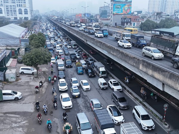 Người dân lỉnh kỉnh đồ đạc rời Thủ đô về quê đón Tết