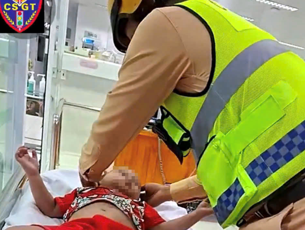 CSGT mở đường đưa bé trai vào viện trên cao tốc TP Hồ Chí Minh - Trung Lương