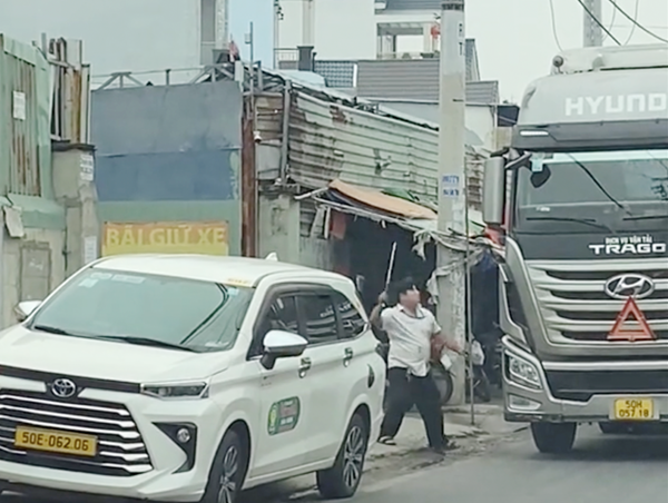 Điều tra vụ tài xế taxi dùng gậy sắt đập phá xe tải