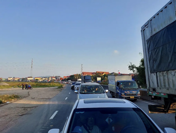 Quốc lộ 1 đoạn qua Quảng Bình ùn tắc hơn 2km