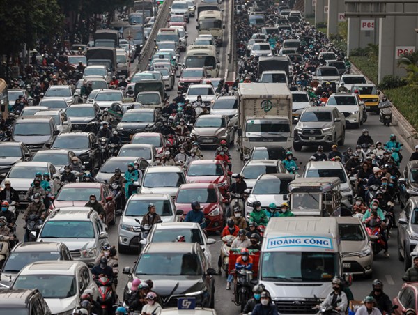 Người dân rời Thủ đô về quê đón Tết, cửa ngõ đông đúc từ sớm