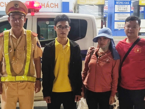CSGT hỗ trợ hai người dân về quê đón Tết bị xe khách bỏ rơi trong đêm