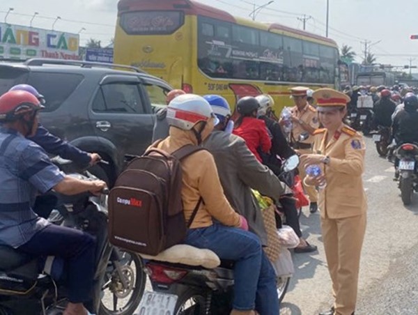 Xúc động hình ảnh CSGT tiếp sức người dân về quê ăn Tết