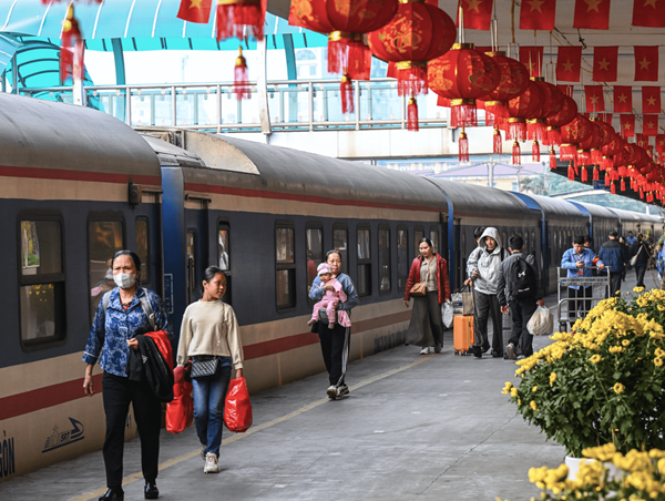 Đường sắt duy trì tàu chạy xuyên Tết phục vụ khách du Xuân