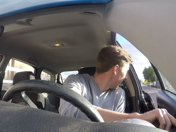 Mở cửa ô tô thế nào cho an toàn, tránh xảy ra tai nạn?