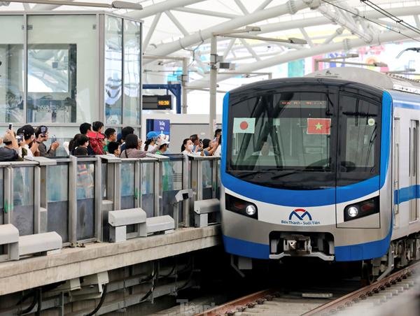 Lượng khách tăng cao, Metro số 1 TP Hồ Chí Minh liên tục điều chỉnh lịch tàu
