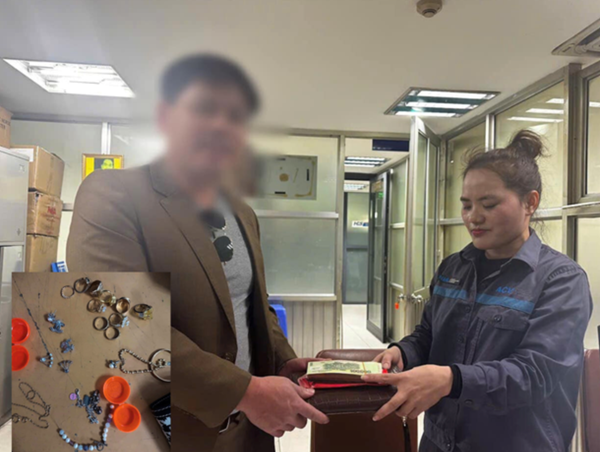 Nhân viên xe đẩy tại sân bay liên tiếp nhặt được tài sản khách để quên dịp Tết