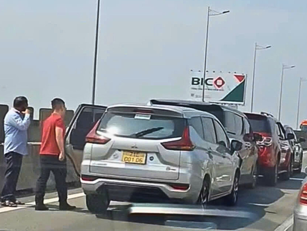 4 ô tô tông liên hoàn trên cao tốc TP Hồ Chí Minh - Long Thành