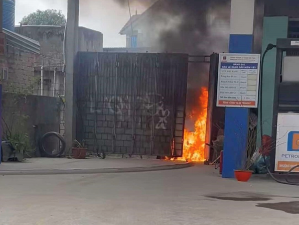 Đang tiếp nhiên liệu, bồn xăng dầu bốc cháy ngùn ngụt vào chiều Mùng 4 Tết