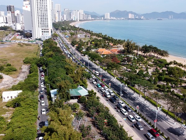 Khánh Hòa: Đường biển Trần Phú ùn ứ giao thông, hàng nghìn phương tiện nhích từng chút một