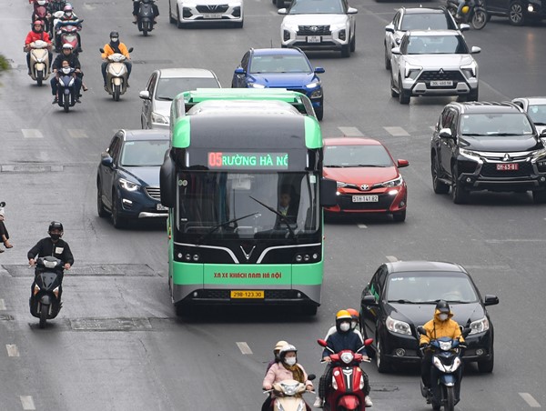 Hà Nội chính thức đưa vào vận hành tuyến xe buýt điện số 05