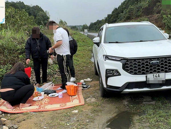 Xử phạt tài xế dừng ô tô, trải chiếu ngồi ăn cơm cạnh cao tốc