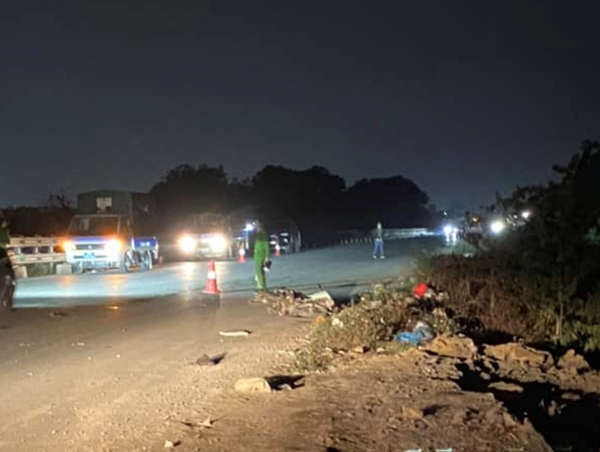 Xe máy không biển số chở 3 học sinh lao vào lề đường, một người tử vong