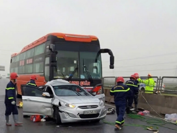 Xe khách đâm bẹp dúm ô tô chở gia đình 4 người trên cao tốc