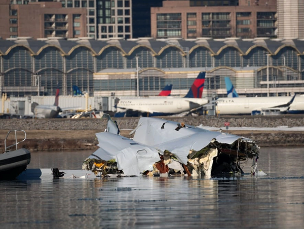 Mỹ bắt nhân viên sân bay vì tung video vụ hai máy bay đâm nhau