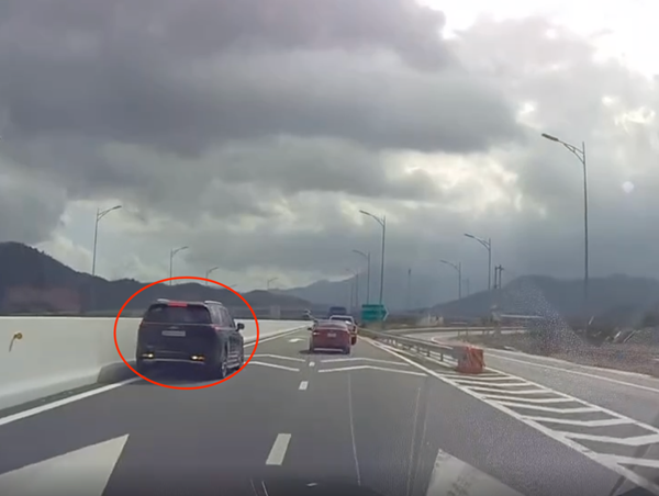 Ô tô 7 chỗ chạy lùi trên tuyến cao tốc Nha Trang - Cam Lâm