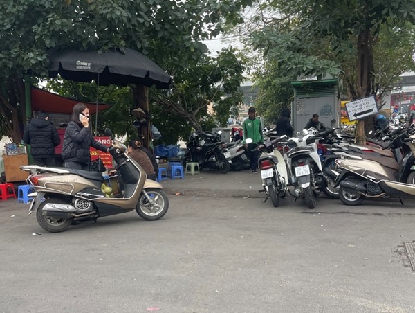 Bãi xe không phép “đại náo” cổng Bệnh viện Đại học Y