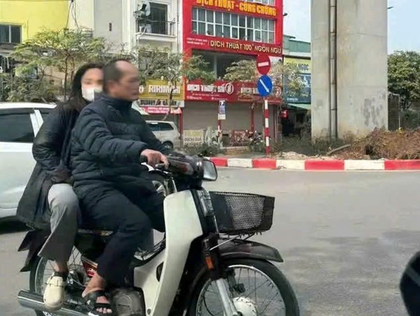 Công an quận Đống Đa xử lý cán bộ Công an không đội mũ bảo hiểm khi tham gia giao thông