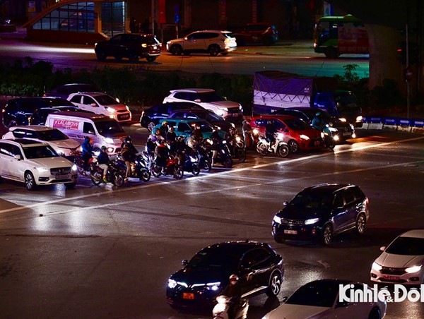 Nửa đêm chờ đèn đỏ, ý thức người dân tham gia giao thông được nâng cao