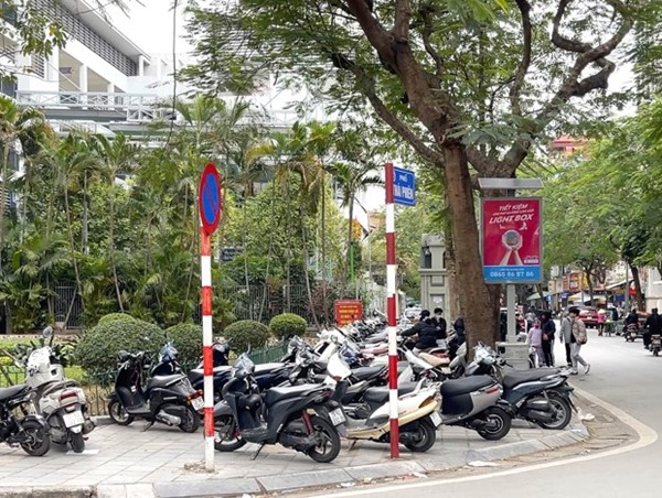 Tái diễn tình trạng lấn chiếm vỉa hè, lòng lề đường sau Tết