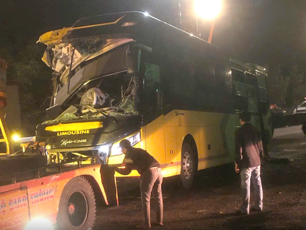 Bắt khẩn cấp tài xế xe khách tự tông dải phân cách khiến 3 người tử vong