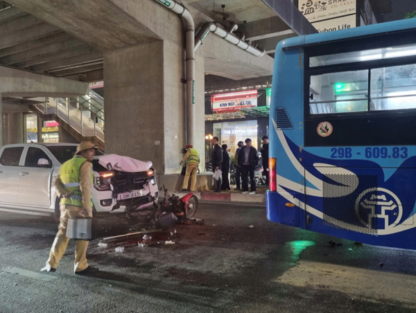 Hà Nội: Xe máy biến dạng, tài xế bị thương nặng sau tai nạn liên hoàn